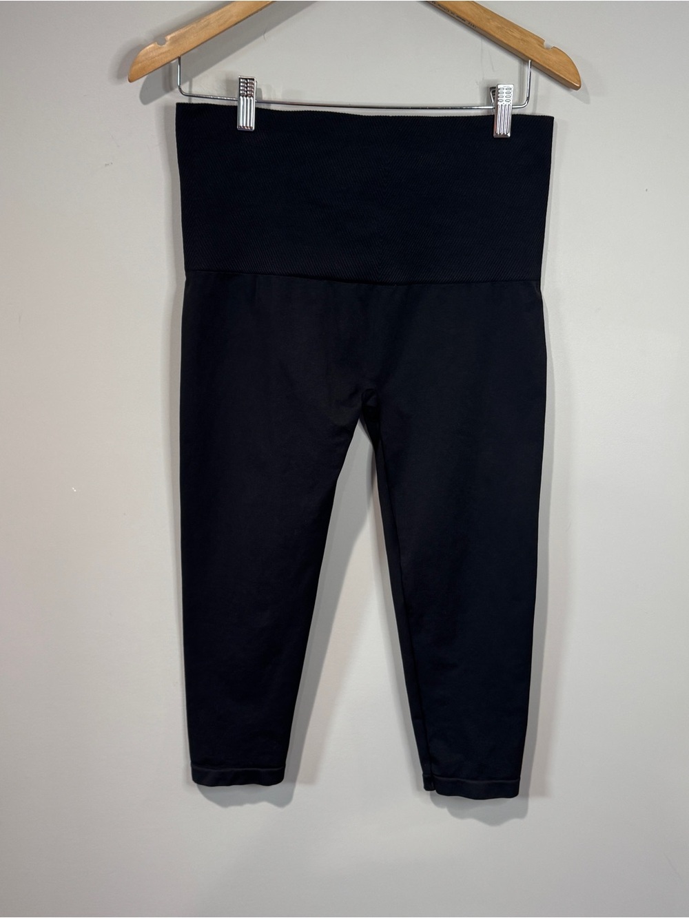 Assets By Spanx Black High Waist Cropped Seamless Leggings Stretch Activewear 1X